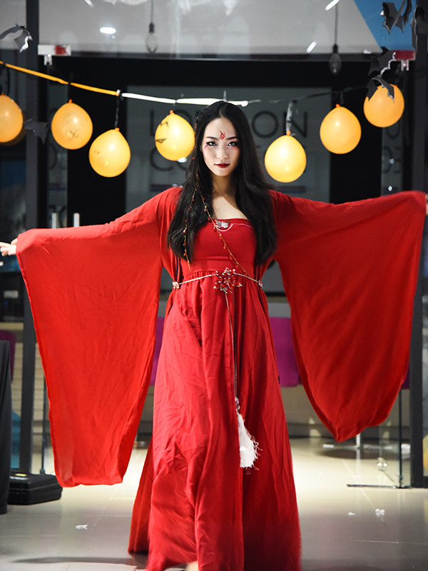 'Ma nữ' khoe nhan sắc mê hồn trong đêm Halloween ảnh 7
