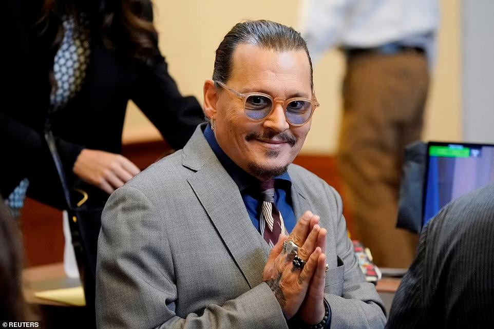 Amber Heard mỉa mai chồng cũ "nhai đi nhai lại" chuyện chất thải trên giường. Amber Heard mỉa mai chồng cũ "nhai đi nhai lại" chuyện chất thải trên giường.