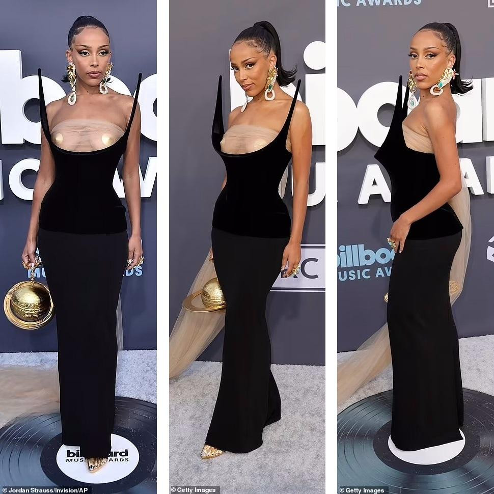 Doja Cat "đánh bại" Megan Fox về độ hở khi phô bày cả đôi "gò bồng đảo" khi khoác lên mình bộ cánh Schiaparelli sang trọng. Doja Cat "đánh bại" Megan Fox về độ hở khi phô bày cả đôi "gò bồng đảo" khi khoác lên mình bộ cánh Schiaparelli sang trọng.