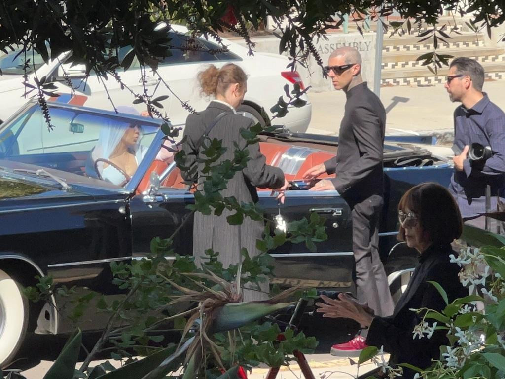 Cặp tân hôn đình đám của Hollywood được nhìn thấy di chuyển trên một chiếc mui trần màu đen, có bảng chữ &quot;Vừa kết hôn&quot; ở đuôi xe.