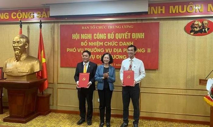 Đồng chí Trương Thị Mai trao quyết định cho các cán bộ được bổ nhiệm.