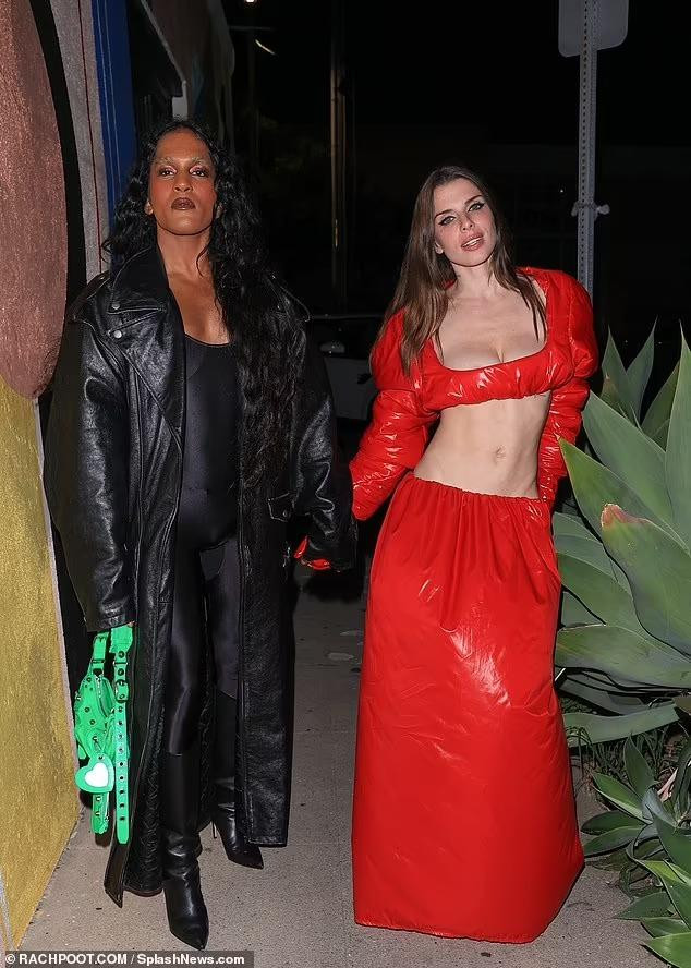 Trong bộ phim &quot;The Trainer&quot;, Julia đóng vai chính cùng với Bella Throne, Vito Schnabel (cũng là đồng biên kịch), Steven Van Zandt và Taylour Paige.