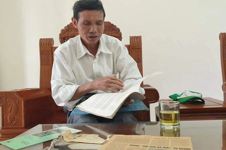 Ông Trần Bỉnh Tự bên các tài liệu về loài sao la (Ảnh: Đức Phạm). Ông Trần Bỉnh Tự bên các tài liệu về loài sao la (Ảnh: Đức Phạm).