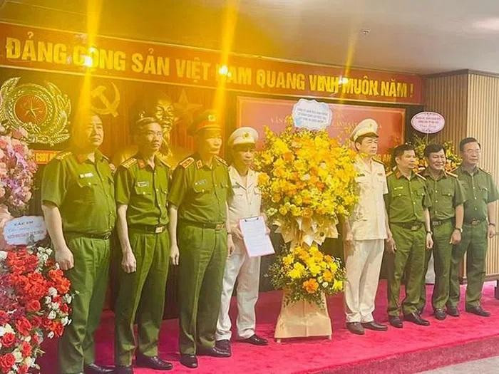 Trung tướng Đỗ Văn Hoành trao Quyết định điều động và bổ nhiệm có thời hạn các đồng chí Đại tá Nguyễn Minh Tuấn, Đại tá Trương Thọ Toàn đến nhận công tác và giữ chức vụ Phó chánh văn phòng Cơ quan CSĐT Bộ Công an. Ảnh: ANTĐ Trung tướng Đỗ Văn Hoành trao Quyết định điều động và bổ nhiệm có thời hạn các đồng chí Đại tá Nguyễn Minh Tuấn, Đại tá Trương Thọ Toàn đến nhận công tác và giữ chức vụ Phó chánh văn phòng Cơ quan CSĐT Bộ Công an. Ảnh: ANTĐ