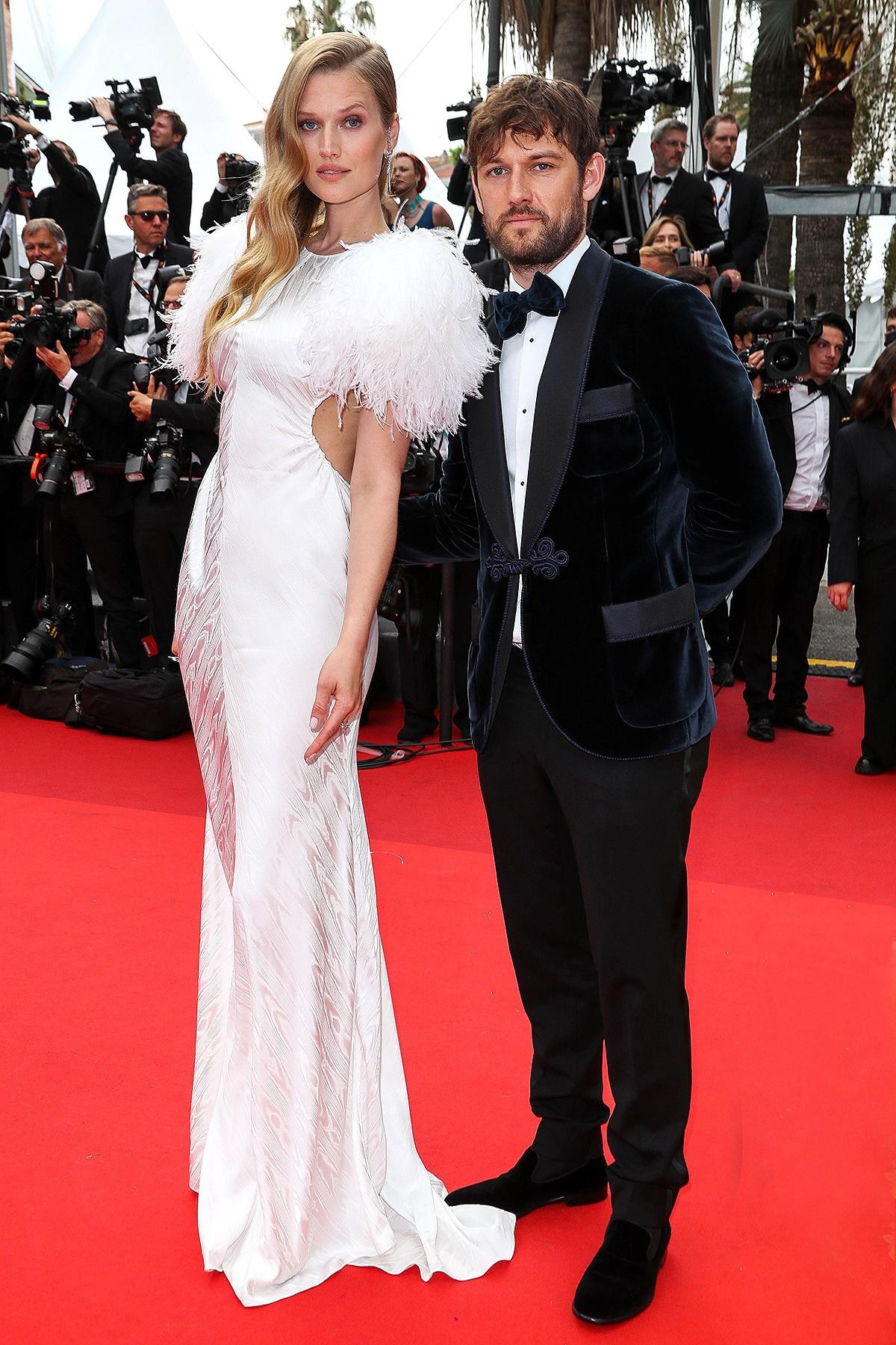 Người mẫu Đức Toni Garrn yêu kiều bên ông xã Alex Pettyfer lịch lãm. Người mẫu Đức Toni Garrn yêu kiều bên ông xã Alex Pettyfer lịch lãm.