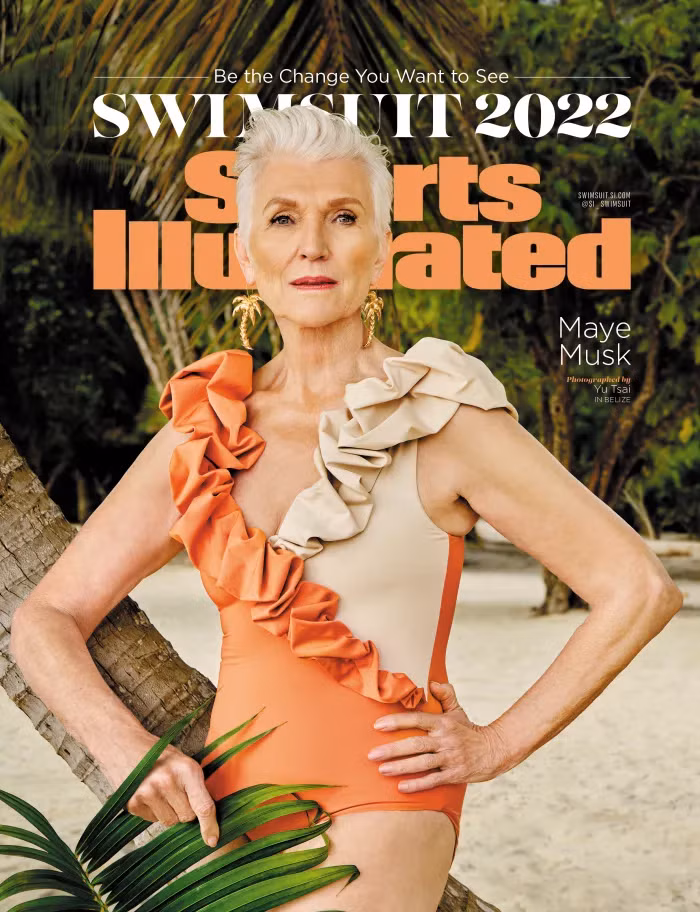 Tuy nhiên, năm 21 tuổi, người đẹp sinh năm 1948 từ bỏ sự nghiệp và kết hôn với kỹ sư Errol Musk. Cặp đôi có 3 người con, trong đó có tỷ phú Elon Musk và ly hôn sau 10 năm hôn nhân hạnh phúc. Ảnh: Bà Maye Musk tự tin diện áo tắm trên trang bìa SI Swimsuit 2022 ở tuổi 74.