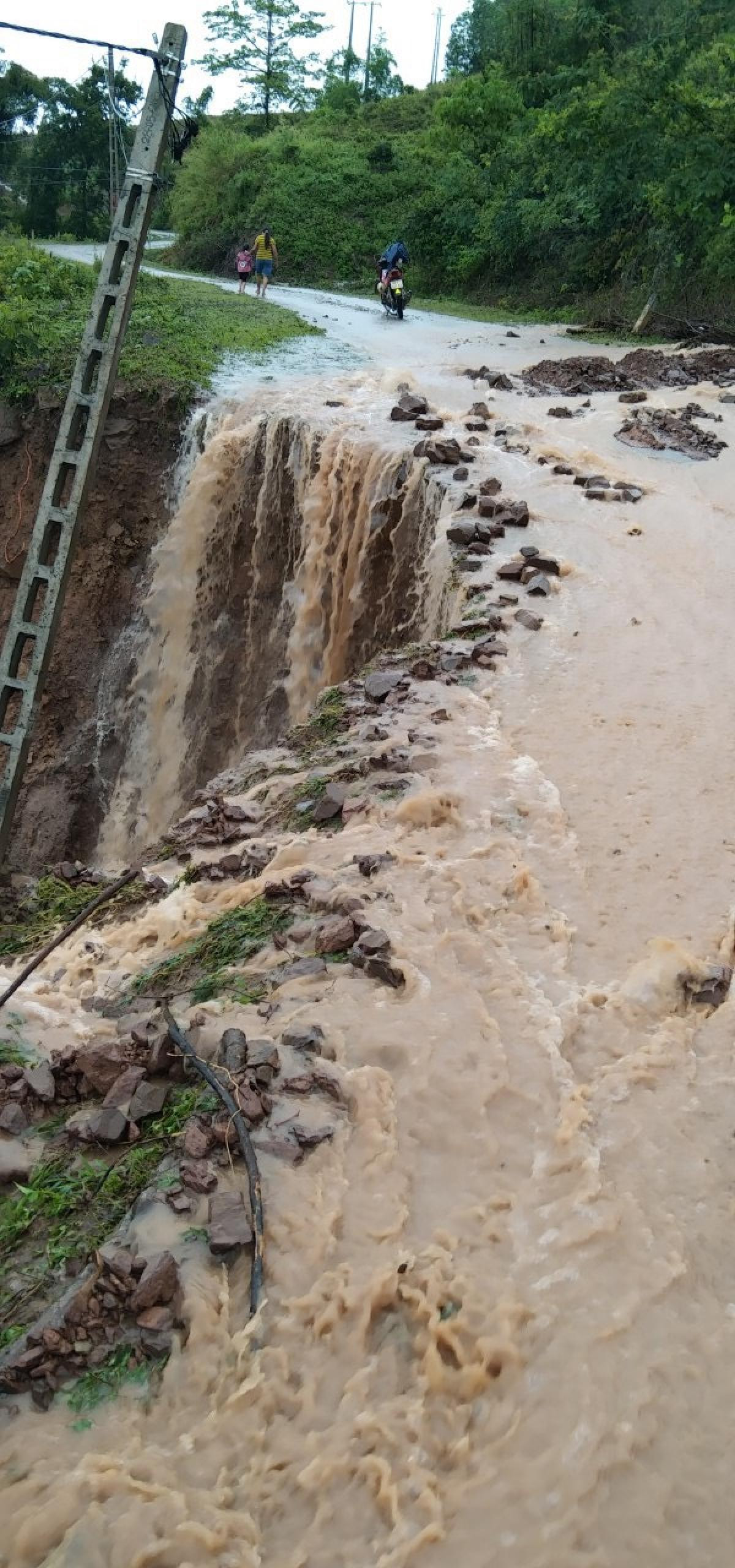 Đối với học sinh, người dân sinh sống trên địa bàn huyện chính quyền địa phương khuyến cáo tuyệt đối không được đi qua nhưng khu vực có dòng nước chảy xiết. Đồng thời lực lượng chức năng cắm biển báo khu vực nguy hiểm.