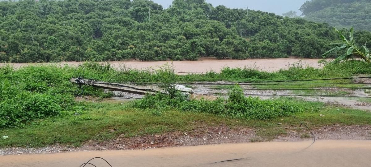 Nhiều công trình giao thông, hệ thống điện lưới bị đổ gãy do mưa lớn kéo dài nhiều ngày.