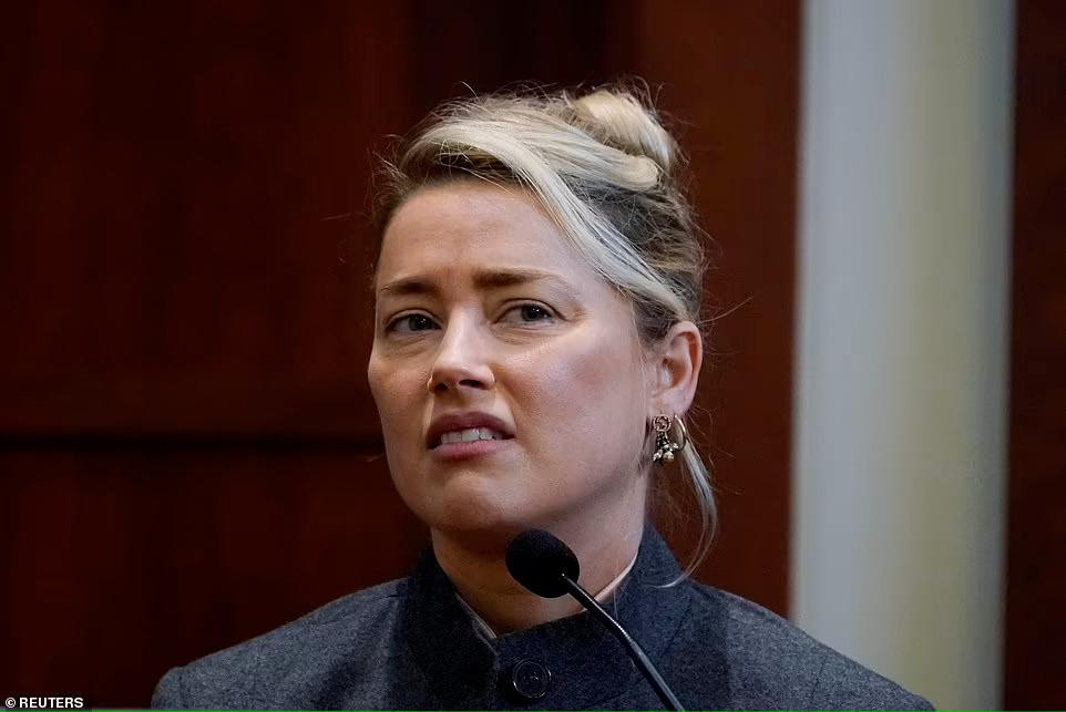 Amber Heard tiếp tục ra tòa làm chứng sau thời gian tạm nghỉ. Amber Heard tiếp tục ra tòa làm chứng sau thời gian tạm nghỉ.