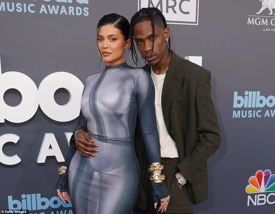 Kylie Jenner dự thảm đỏ với bạn trai Travis Scott. Kylie Jenner dự thảm đỏ với bạn trai Travis Scott.