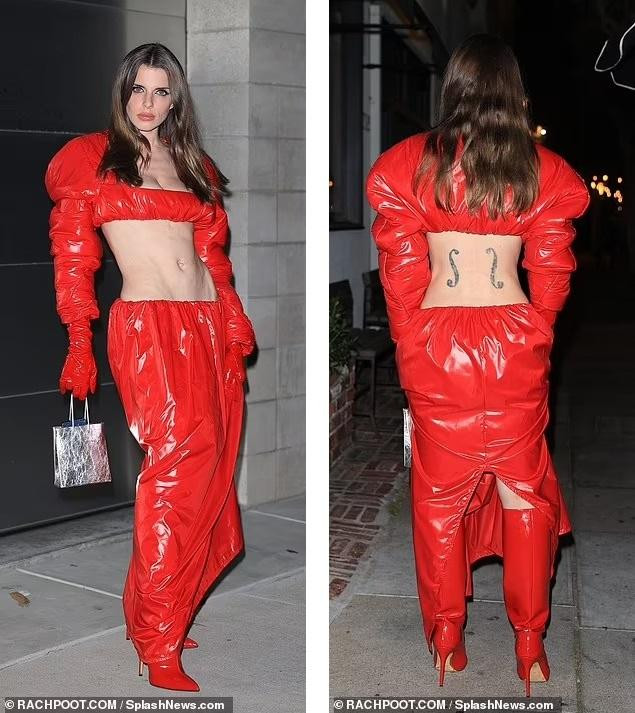 Chiếc áo siêu ngắn cùng chân váy cạp trễ giúp tình cũ Kanye West khoe được vòng eo bé xíu, cùng hai hình xăm sau lưng.