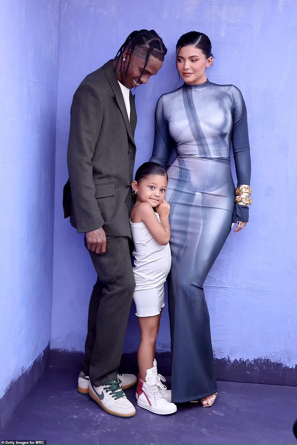 Vài ngày trước đó, Kylie cùng bạn trai Travis Scott và con gái đầu lòng Stormi trở thành tâm điểm tại Lễ trao giải âm nhạc Billboard 2022.