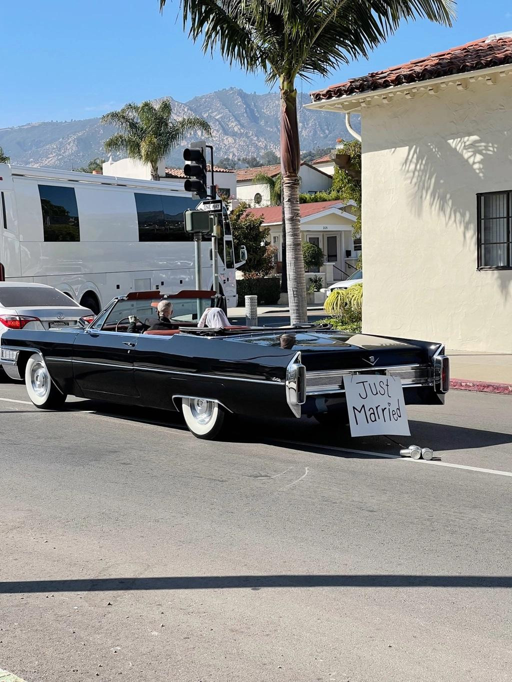 Chị cả nhà Kardashian và tay trống Blink-182 bắt đầu hẹn hò vào đầu năm ngoái. Hai người quen nhau nhiều năm trước khi quyết định &quot;nâng tầm&quot; mối quan hệ. Tháng 10 cùng năm, Travis cầu hôn bạn gái kém 4 tuổi trên bãi biển ở Montecito, California.