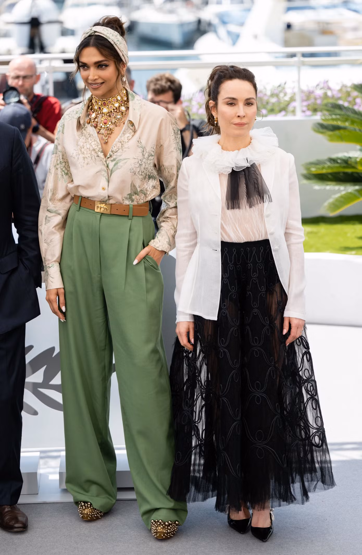 Hai nữ giám khảo Deepika Padukone và Noomi Rapace thay trang phục mới hiện đại hơn.