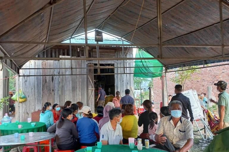 Tang lễ của vợ chồng anh T.