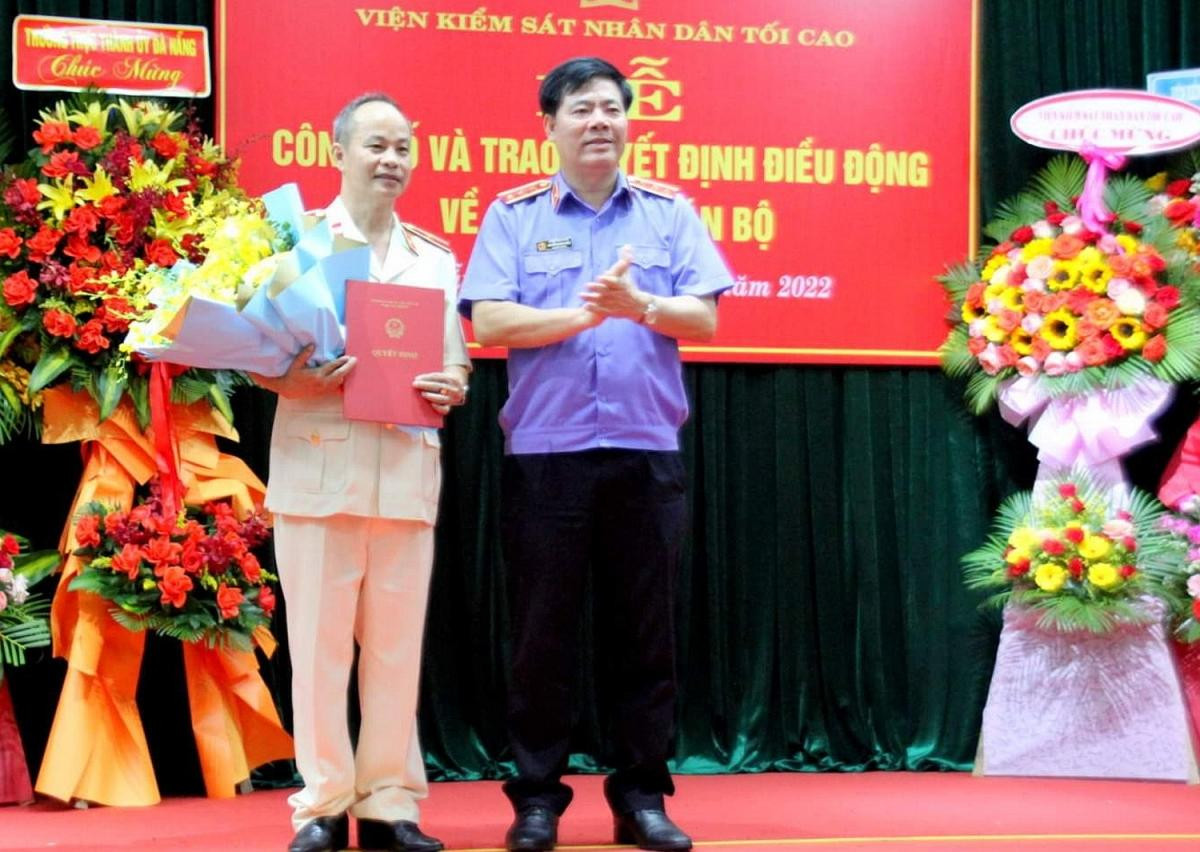 Ông Nguyễn Quang Dũng, Phó Viện trưởng Viện kiểm sát nhân dân tối cao (bên phải), tặng hoa chúc mừng ông Nguyễn Văn Quang. Ảnh: VOV Ông Nguyễn Quang Dũng, Phó Viện trưởng Viện kiểm sát nhân dân tối cao (bên phải), tặng hoa chúc mừng ông Nguyễn Văn Quang. Ảnh: VOV