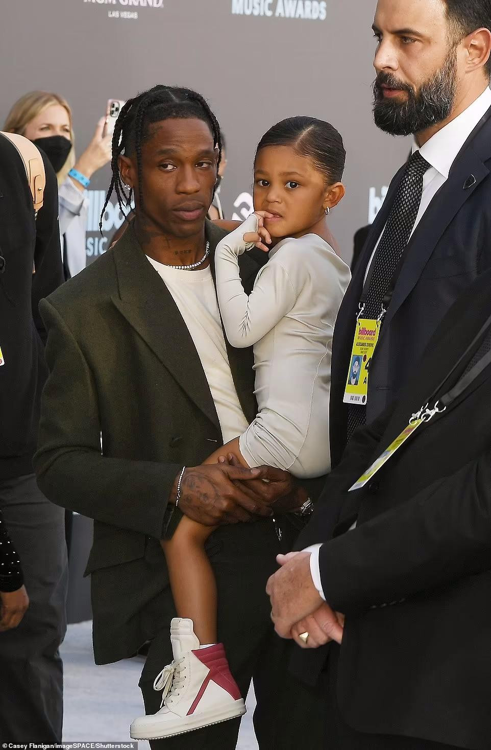 Con gái đầu của Kylie và Travis, bé Stormi, được bố bế đi sự kiện âm nhạc hàng đầu thế giới. Con gái đầu của Kylie và Travis, bé Stormi, được bố bế đi sự kiện âm nhạc hàng đầu thế giới.