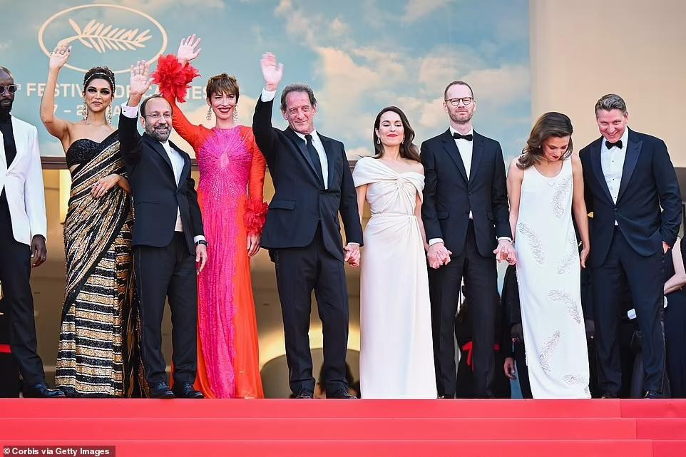 Các thành viên ban giám khảo Liên hoan phim Cannes 2022, gồm: Ladj Ly, Deepika Padukone, Asghar Farhadi, Rebecca Hall, Vincent Lindon, Noomi Rapace, Joachim Trier, Jasmine Trinca và Jeff Nichols (từ trái qua phải). Trong ngày đầu tiên của sự kiện, ban giám khảo cùng các khách mời dự buổi chiếu phim &quot;Final Cut (Coupez!)&quot;.