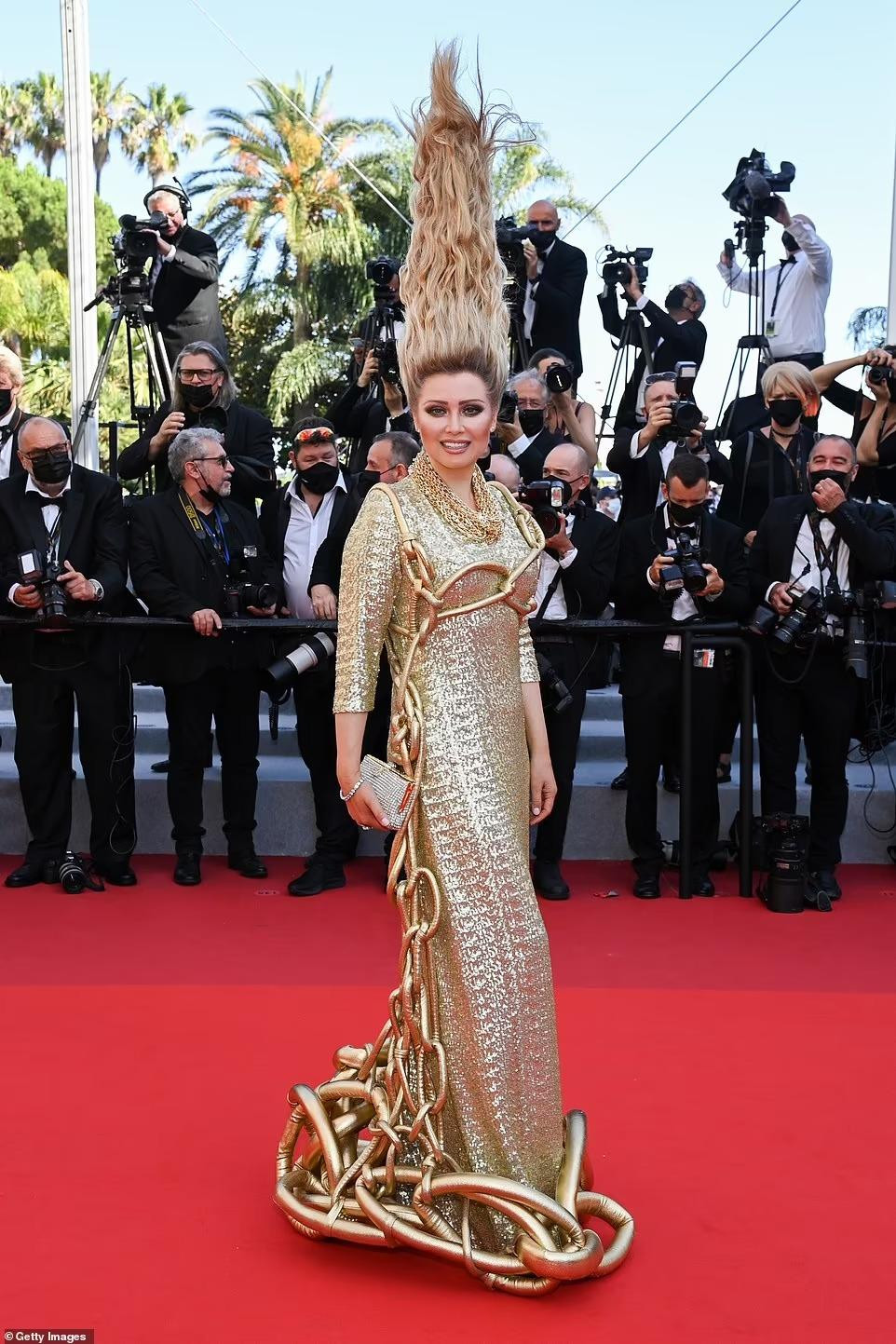 Dù không lộ &quot;da thịt&quot;, nữ diễn viên Nga Elena Lenina vẫn có tên trong danh sách bởi trang phục và kiểu tóc kỳ quái khi tham dự buổi chiếu phim &quot;Benedetta&quot; tại LHP Cannes 2021.