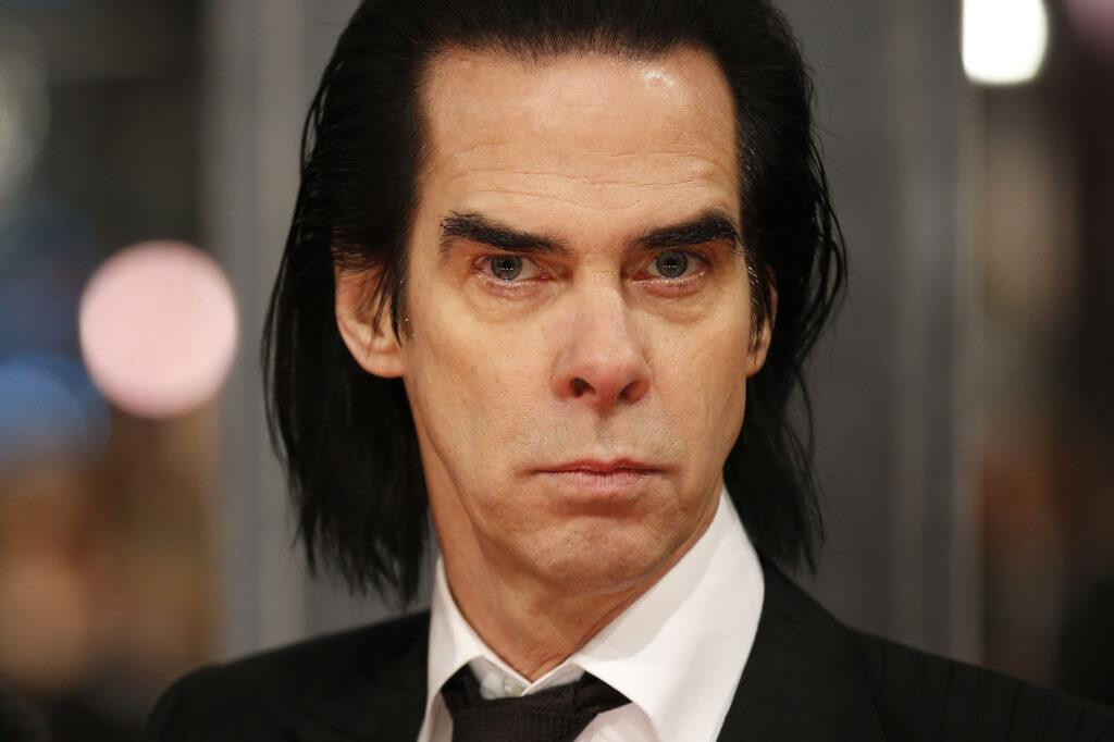 Nick Cave gây sốc khi báo tin con trai qua đời ở tuổi 31. Nick Cave gây sốc khi báo tin con trai qua đời ở tuổi 31.