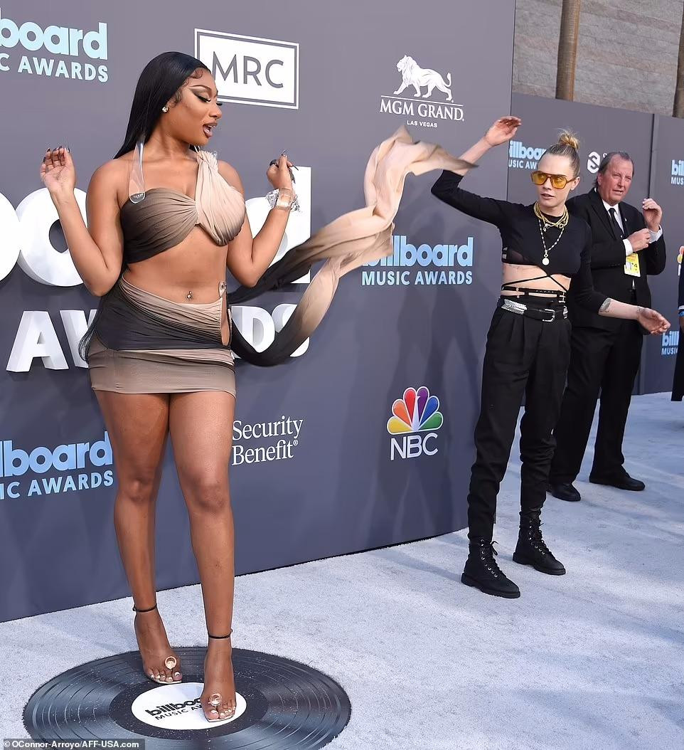 Cara không ngại đảm nhận việc tung váy để cô bạn Megan tỏa sáng trên thảm đỏ. Cara không ngại đảm nhận việc tung váy để cô bạn Megan tỏa sáng trên thảm đỏ.