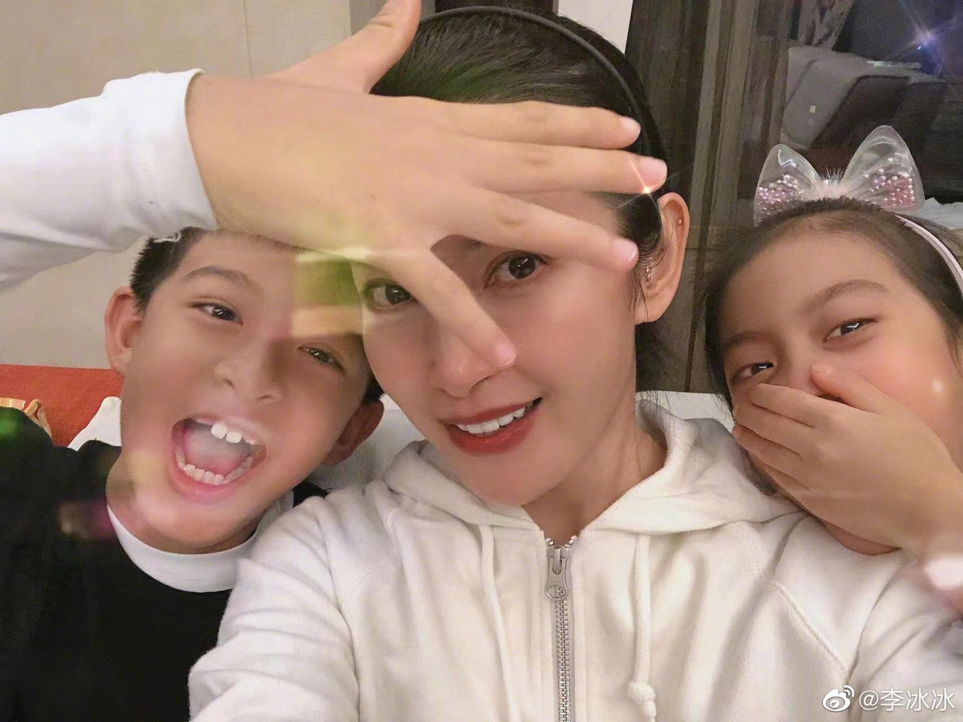 Lý Băng Băng rất yêu thương hai cháu ruột. Lý Băng Băng rất yêu thương hai cháu ruột.