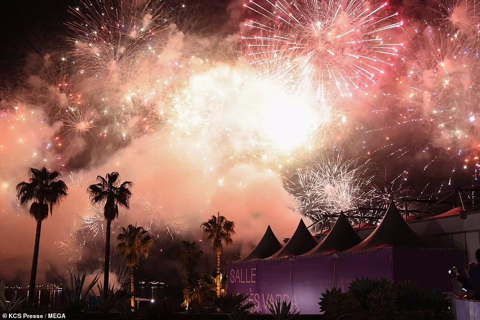 Sau buổi ra mắt phim, bầu trời trên nhà hát Palais des Festivals rực rỡ pháo hoa.