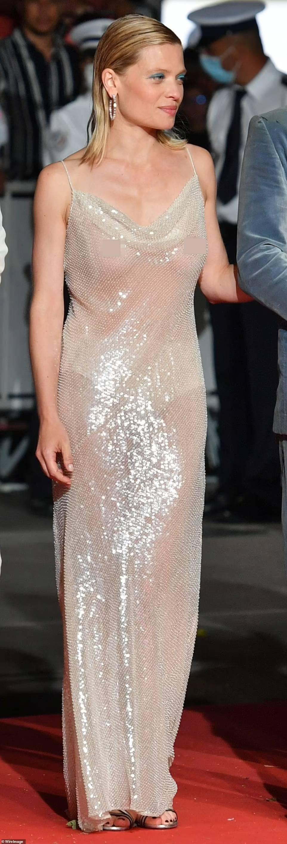 Nữ diễn viên người Pháp Melanie Thierry gây choáng váng với màn phô ngực trần trong bộ cánh xuyên thấu trên thảm đỏ buổi chiếu phim &quot;Tralala&quot; vào năm 2021.