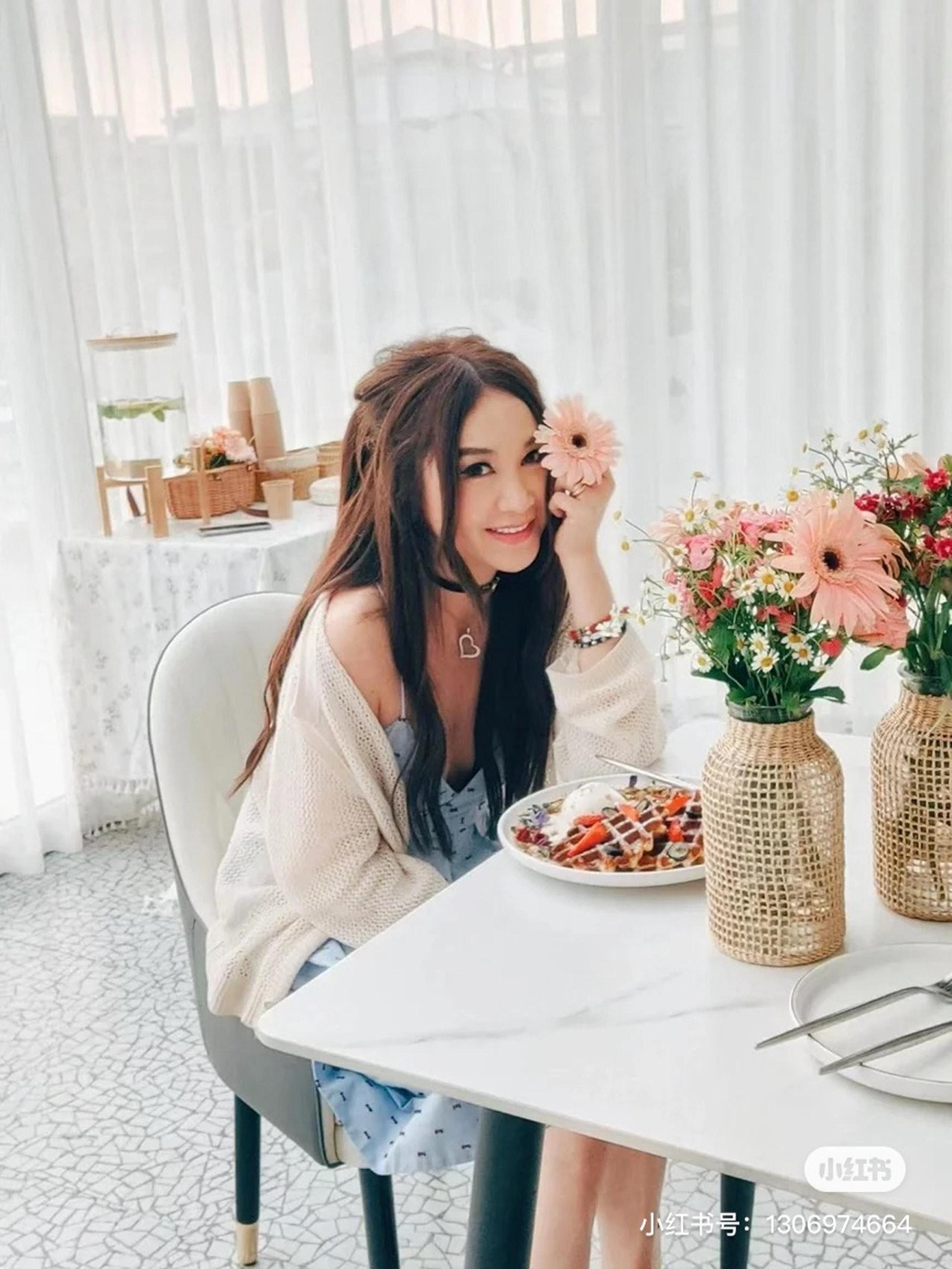 Họ yêu cầu ngôi sao "Mối hận Kim Bình" sống đúng với tuổi thật.