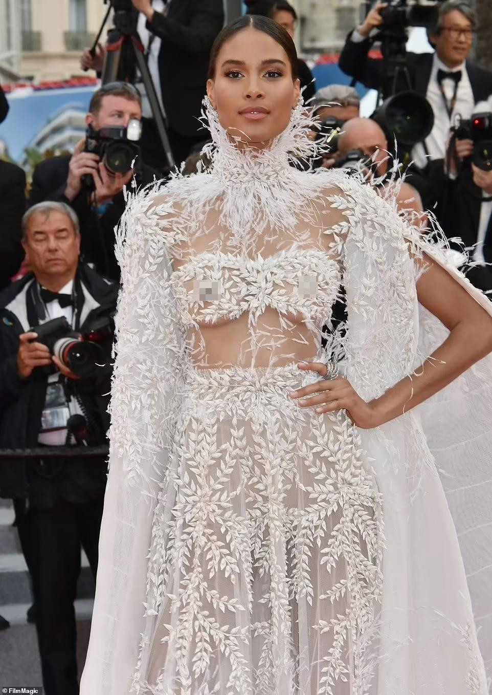 Siêu mẫu Cindy Bruna kiêu kỳ, quyến rũ trong chiếc váy trắng lông vũ xuyên thấu khoe dáng trên thảm đỏ LHP Cannes 2018.