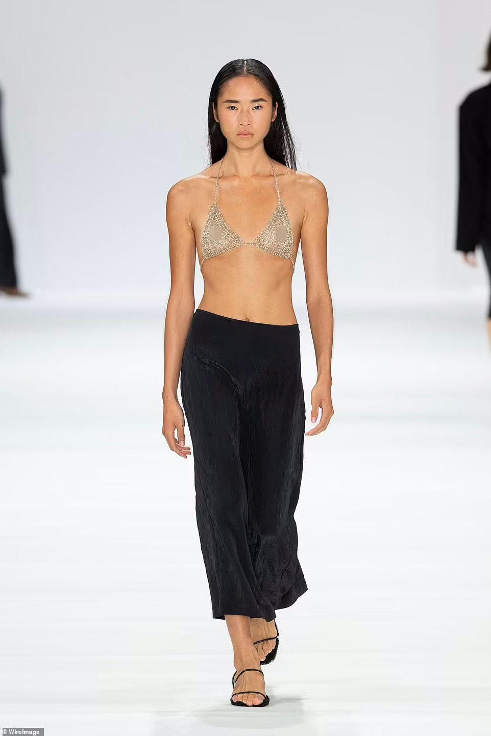 Thương hiệu St Agni tập trung vào tôn lên vẻ đẹp của phần bụng và hông với áo bra và quần ống rộng.