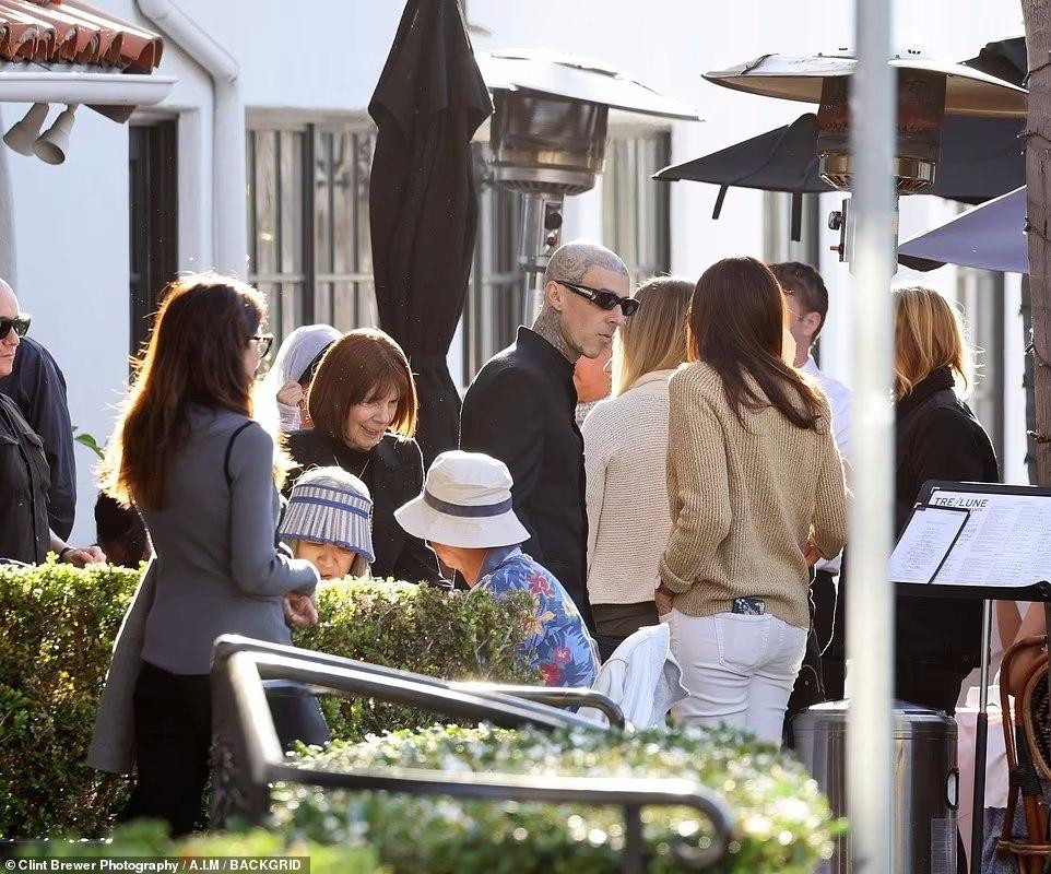 Không ai trong gia đình nổi tiếng của Kourtney có mặt. Đại diện nhà gái là bà của Kourtney, Mary Jo &apos;MJ&apos; Campbell, và phía nhà trai là cha của Barker, ông Randy.