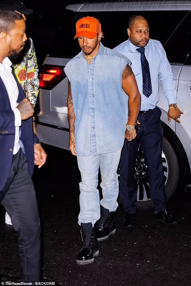 Tham dự tiệc cùng Selena có vận động viên đua xe Lewis Hamilton.