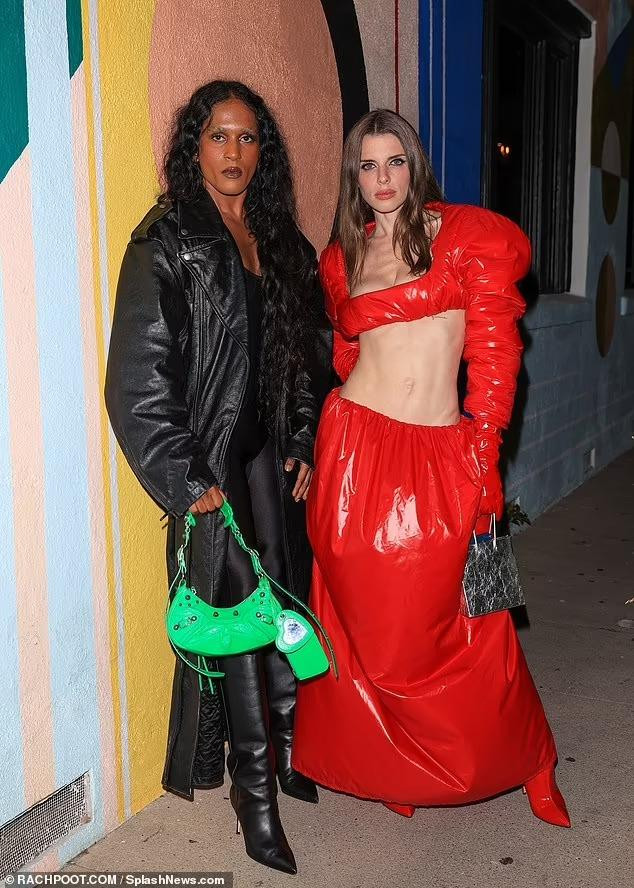 Julia tham gia bữa tiệc cùng với bạn của cô, người mẫu kiêm nhiếp ảnh gia và nhà văn Richie Shazam. Shazam diện trang phục đen cả cây đối lập với Julia, với điểm nhấn là túi xách màu xanh.