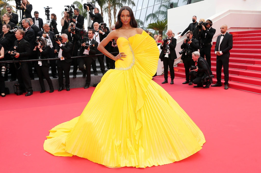 "Thiên thần nội y" Jasmine Tookes cũng chọn đầm vàng nổi bật khoe vẻ sang trọng, gợi cảm. "Thiên thần nội y" Jasmine Tookes cũng chọn đầm vàng nổi bật khoe vẻ sang trọng, gợi cảm.