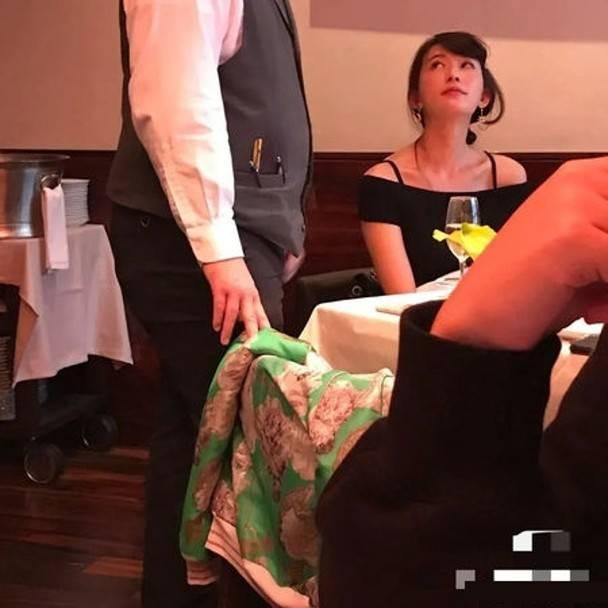 Dân mạng xuýt xoa khen ngợi sắc vóc "không tuổi" của bà mẹ bỉm sữa mới.