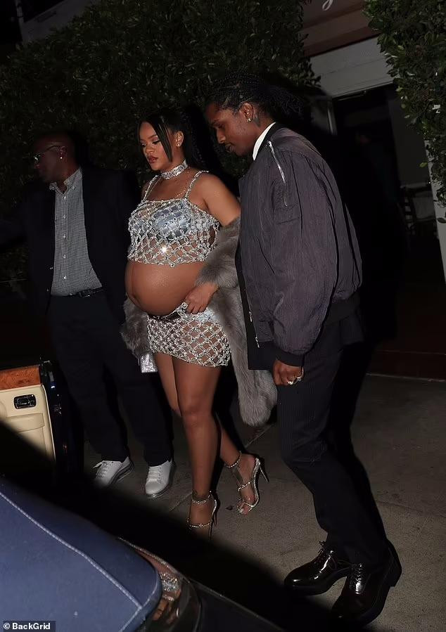 Tối 8/5, Rihanna và bạn trai A$AP Rocky đi ăn tại một nhà hàng Ý có tiếng ở Santa Monica, California, Mỹ.
