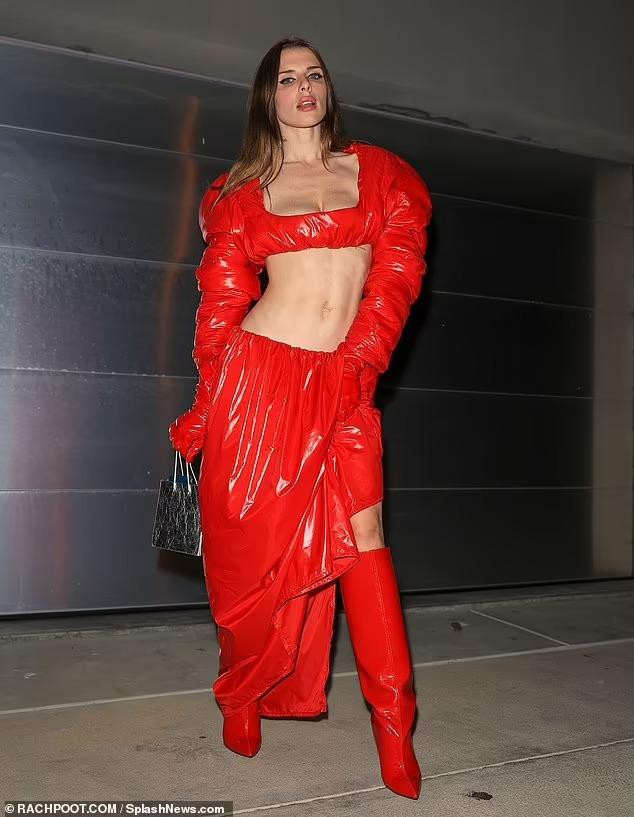 Bộ trang phục gây tranh cãi trong cộng đồng mạng. Người khen ngợi Julia là &quot;biểu tượng thời trang toàn cầu&quot; mới. Người chê bộ đồ như áo mưa, vóc dáng của Julia không đẹp và phong cách ăn mặc không thể hiểu được. Có người mỉa mai, Julia không có gì đặc biệt, chỉ bám víu vào danh xưng bạn gái cũ của Kanye West để thu hút sự chú ý.