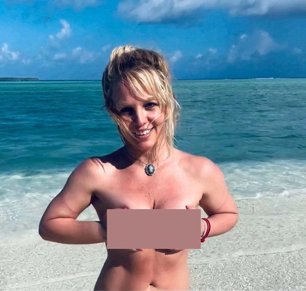 Dân mạng tranh cãi gay gắt vì Britney liên tục đăng ảnh khỏa thân. Người cho là có vấn đề, người khen tự tin.