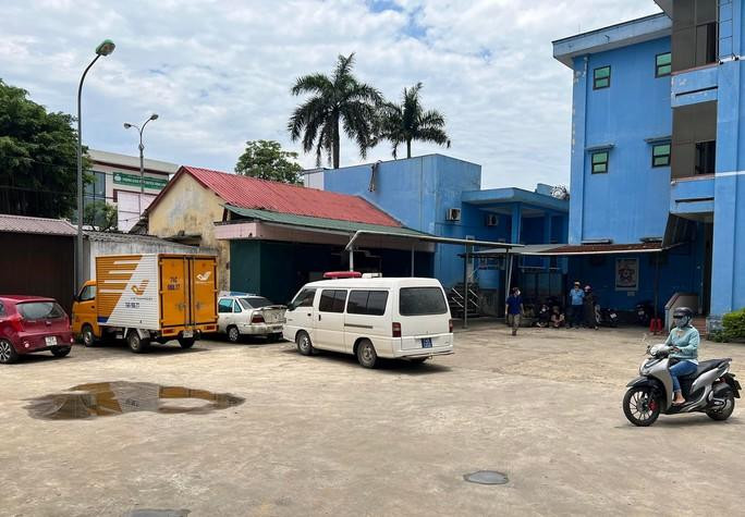 Lực lượng chức năng có mặt tại hiện trường sau khi phát hiện nhân viên bảo vệ tử vong. Ảnh: NLĐ Lực lượng chức năng có mặt tại hiện trường sau khi phát hiện nhân viên bảo vệ tử vong. Ảnh: NLĐ