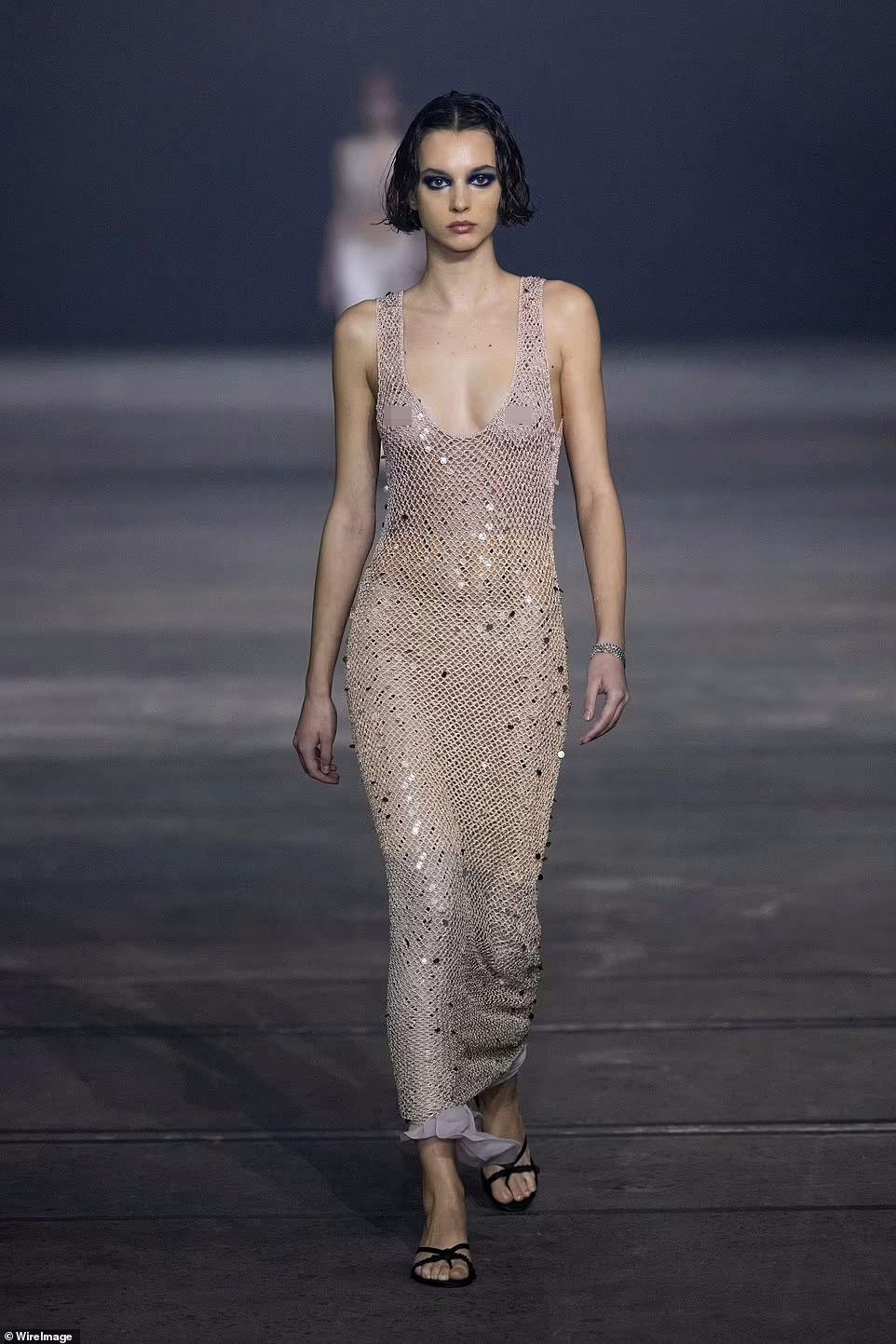 Các thiết kế lấy cảm hứng từ âm nhạc, sự tinh tế và phong cách của thập niên 90. “Bộ sưu tập kết hợp giữa phom dáng trang phục với những nét hoài cổ từ những cội nguồn cuối thập niên 90, được tái hiện qua một lăng kính siêu hiện đại”, các nhà sáng lập thương hiệu mô tả.