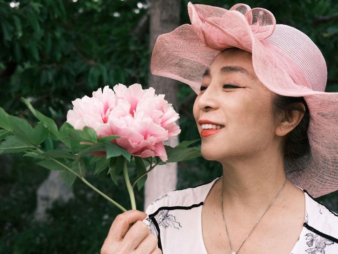 Bà Trương Truyền Mỹ gây bất ngờ với ngoại hình ở tuổi U70.