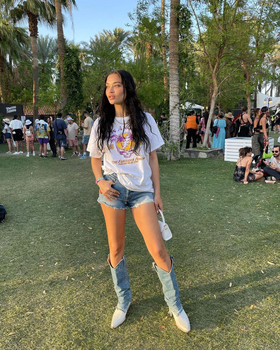 Shanina Shaik (SN 1991) là người mẫu Úc gốc Lithuania, Ả Rập Saudi và Pakistan. Cô được là gương mặt quen thuộc của show nội y Victoria's Secret.