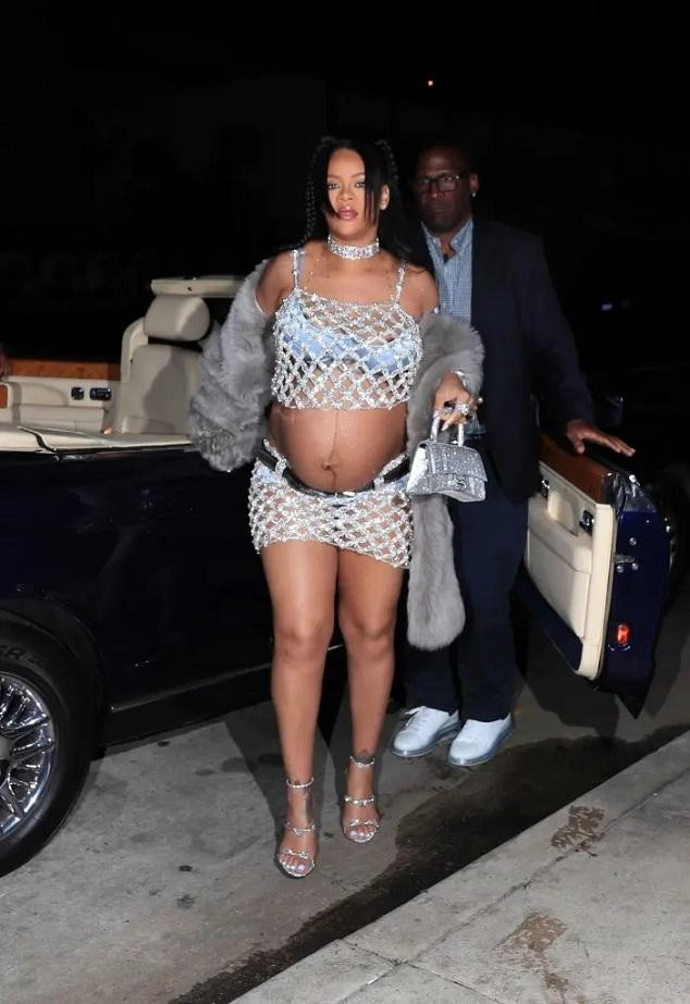 Có thể nói, nữ ca sĩ tỷ phú là một trong những bà bầu nóng bỏng và tự tin nhất thế giới. Dù bụng bầu bắt đầu xuất hiện vết rạn đen dọc ngang bụng, cô không hề e ngại khoe ra.