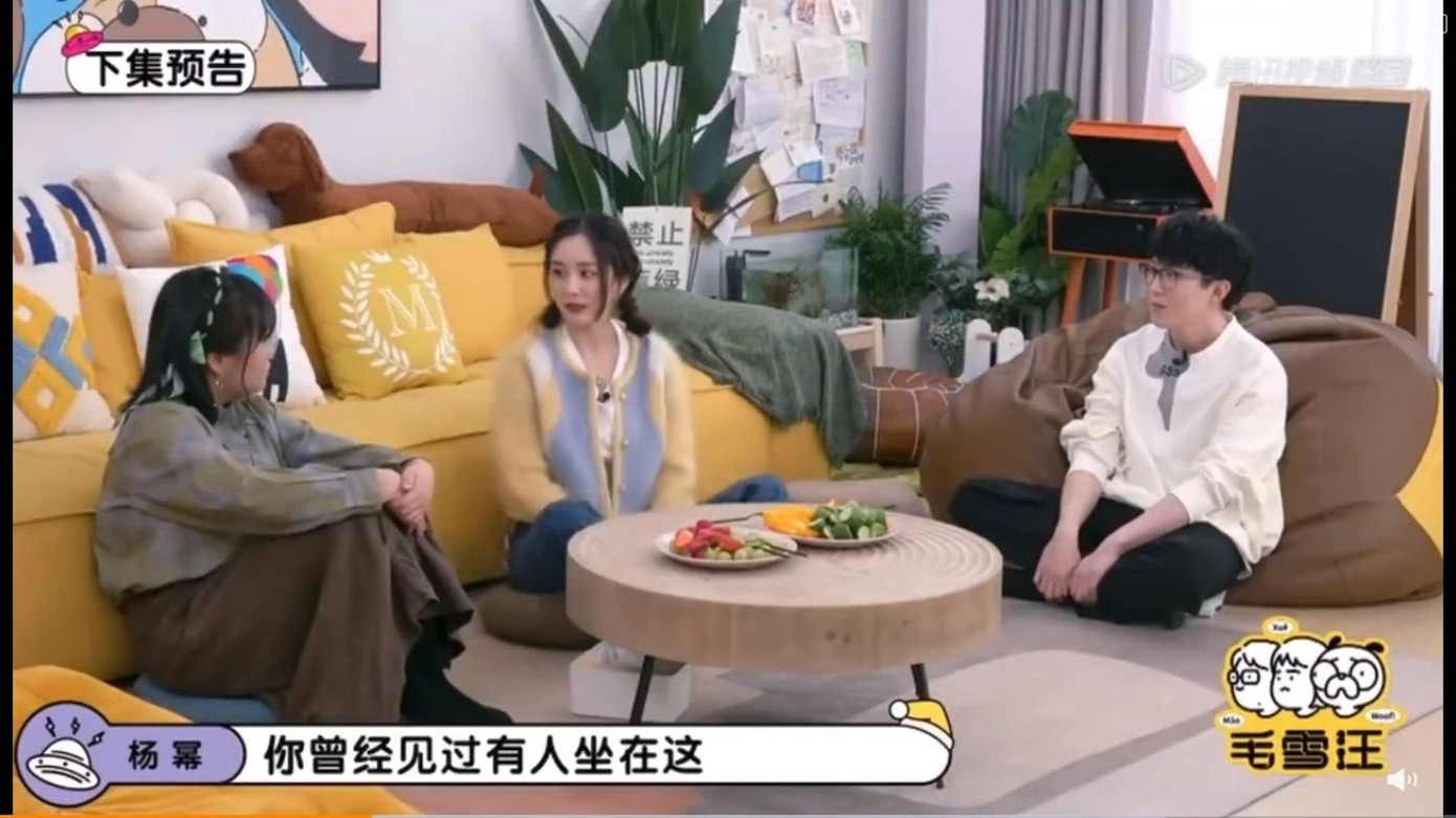 Dương Mịch trò chuyện trên show thực tế với Mao Bất Dịch và Lý Tuyết Cầm. Dương Mịch trò chuyện trên show thực tế với Mao Bất Dịch và Lý Tuyết Cầm.