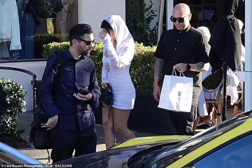 Nguồn tin tiết lộ với People, cặp đôi phải đăng ký kết hôn hợp pháp trước khi tổ chức đám cưới lớn hơn ở Ý, dự kiến sẽ sớm diễn ra. &quot;Tất cả các chi tiết của đám cưới đó đã sẵn sàng và cả gia đình, bao gồm cả những đứa trẻ, đều rất hào hứng&quot;, nguồn tin nói.