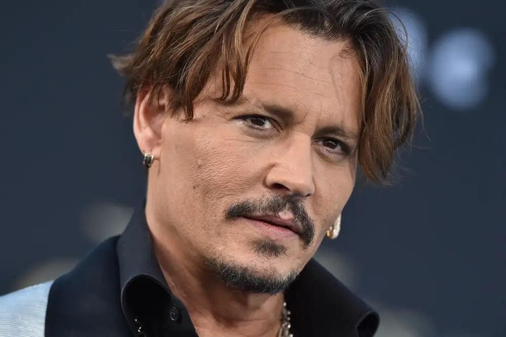Johnny Depp nhận được sự ủng hộ lớn từ công chúng khi phiên tòa với Amber Heard xét xử công khai.