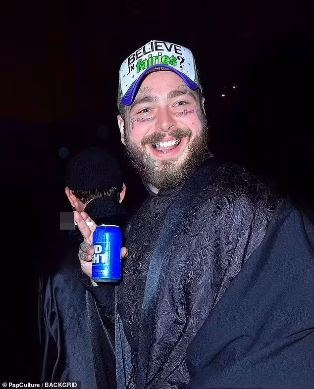 Rapper Post Malone cũng nằm trong danh sách khách mời hạng A của bữa tiệc.