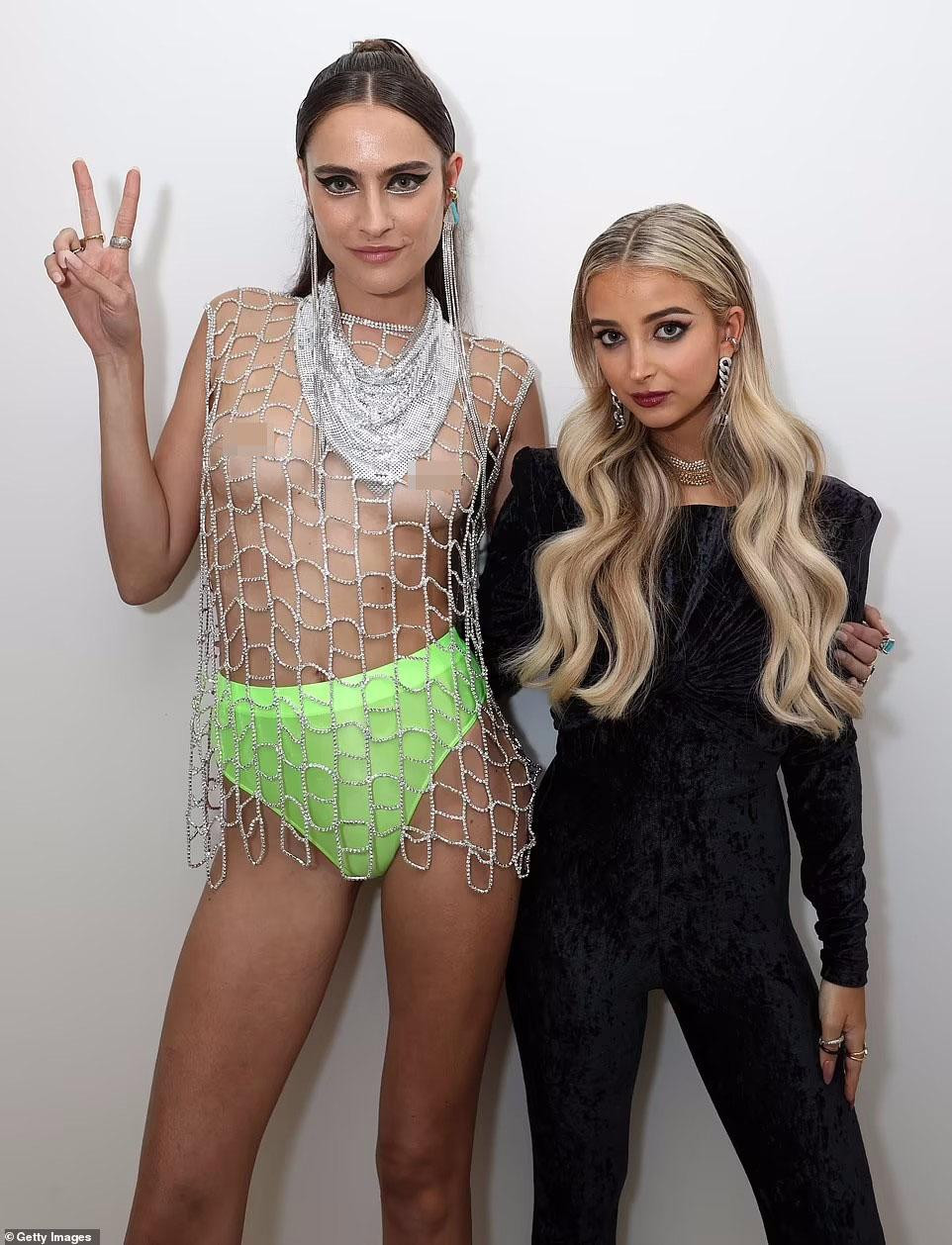 Nhà thiết kế trang sức đình đám Emma Pills (đồ đen) chụp ảnh cùng người mẫu tại Tuần lễ Thời trang Úc.