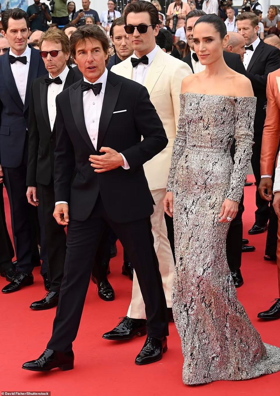 Tài tử sinh năm 1962 xuất hiện trên thảm đỏ Cannes 2022 trong bộ lễ phục màu đen cổ điển. Ở tuổi 60, &quot;nam thần&quot; một thời đã lộ dấu hiệu lão hóa trên gương mặt. Tuy vậy, anh vẫn rất phong độ, lịch lãm.